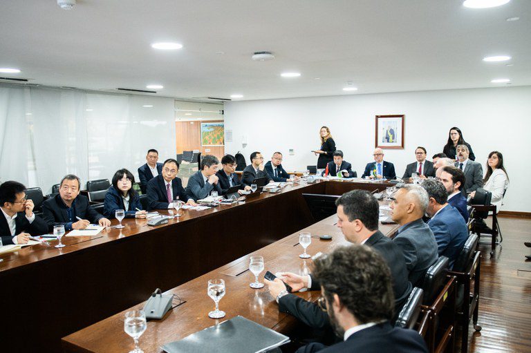 Foto Reprodução/ Reunião com delegação chinesa discutindo a FIOL,
